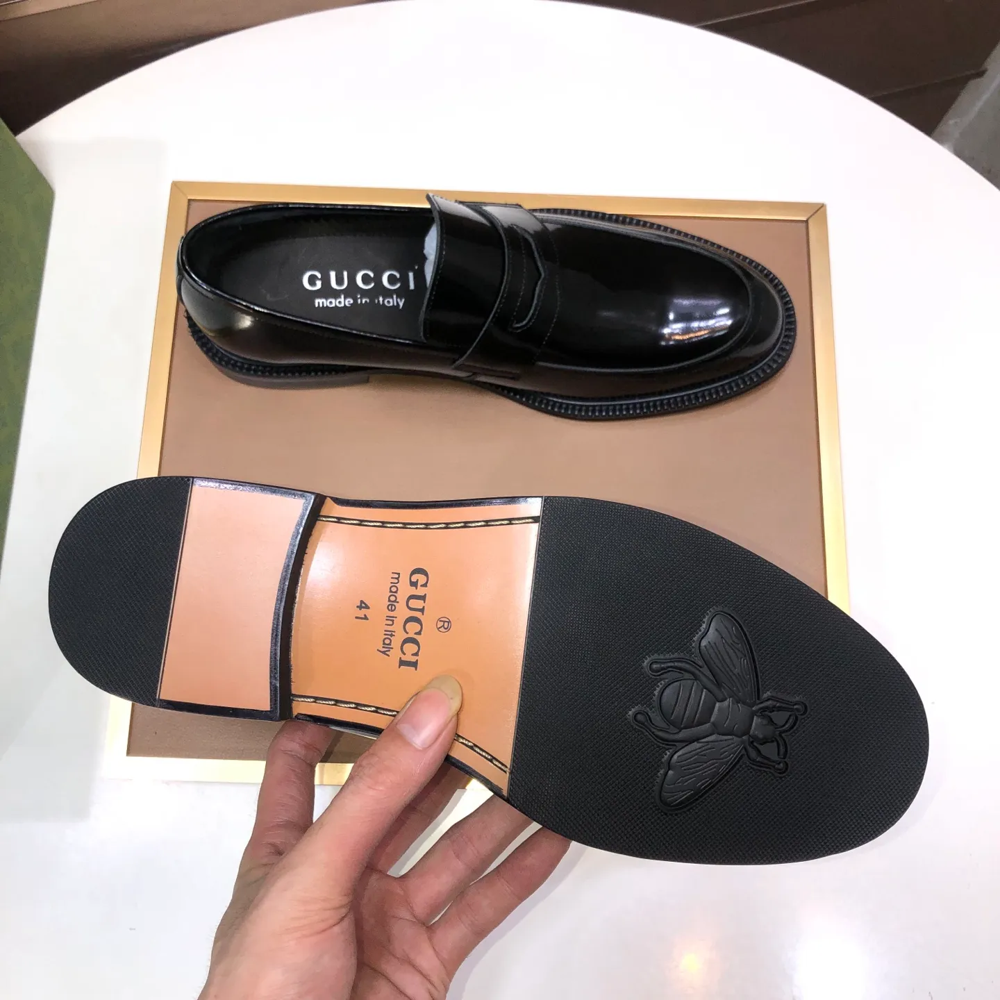 Factory batch 500💰Italy’s top luxury men’s shoe giant (GUCCI) (Gucci) (full cowhide lining) new arrival🍃Original European style🔰 Pleasant to the eye😍In order to make the shoes more durable and non-deformable🌀The production continues to follow traditional methods but there is still no lack of innovation💪The original sheepskin is selected for the leather♻️Smooth, natural and extra bright⭐Made of imported cowhide The rich man’s first choice 38-45 (45 customized)
